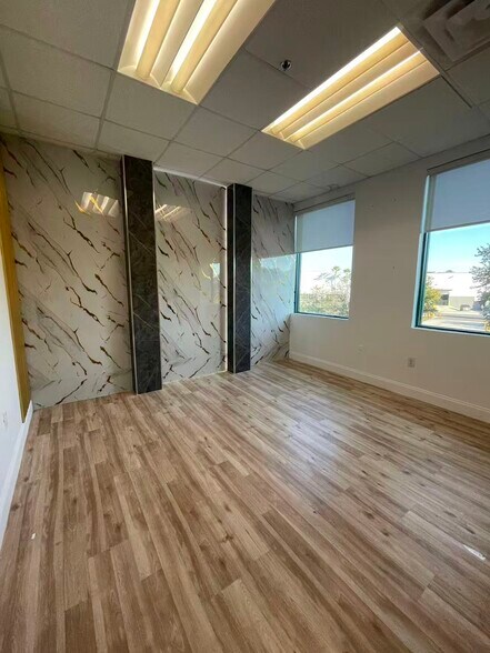 More Photos Of 7075 Kingspointe Pky, Orlando Showroom For Lease