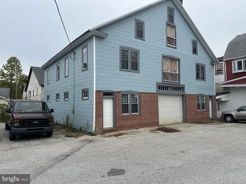 More Photos Of 9 Republic Aly, New Freedom Light Manufacturing For Sale