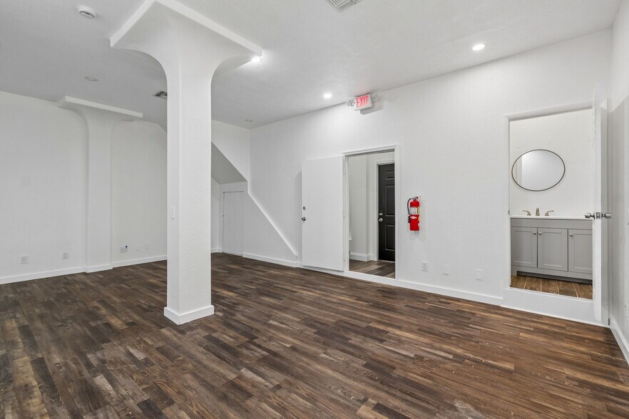 More Photos Of 6536 Lincoln Way N, Saint Petersburg Warehouse For Lease