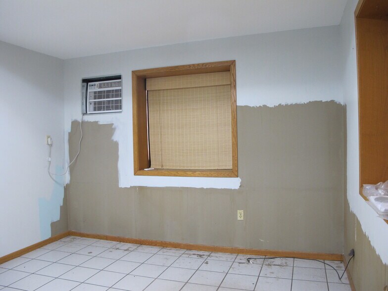 More Photos Of 713 E Main St, Waukon Manufacturing For Sale