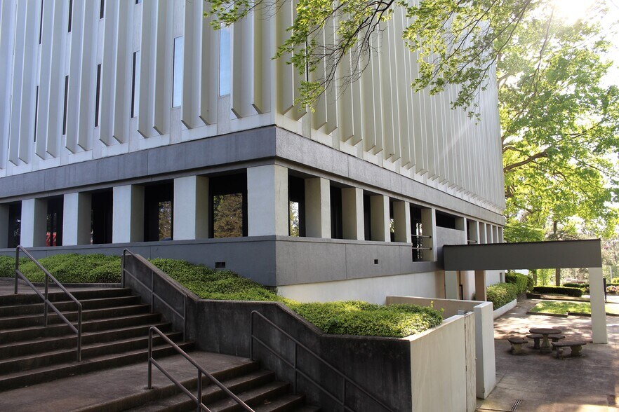 More Photos Of 3301 Buckeye Rd, Atlanta Office For Lease