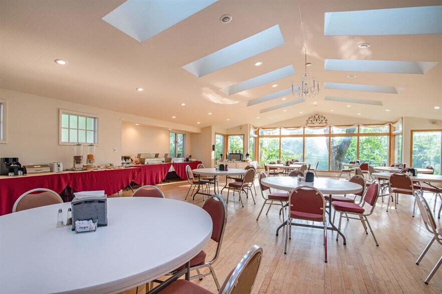 More Photos Of 910 River Rd, Wisconsin Dells Hotel For Sale