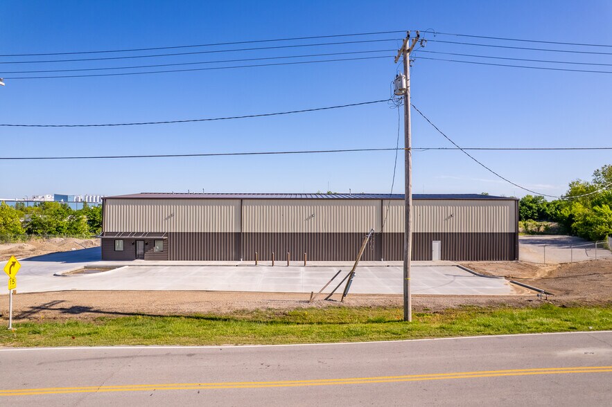More Photos Of 3801 W 51st St, Tulsa Warehouse For Lease