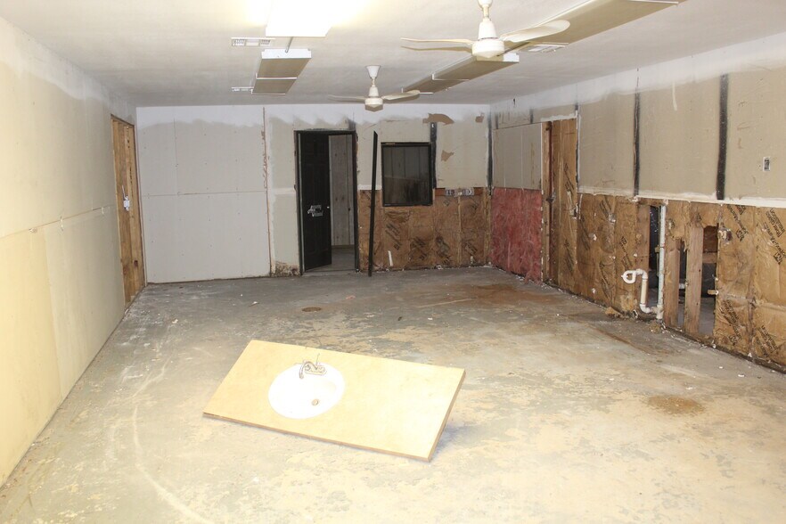 More Photos Of 1421 34th St, Woodward Service For Sale