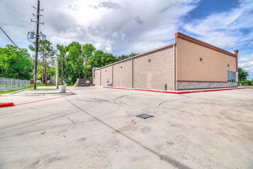 More Photos Of 18010 Kingsland Blvd, Houston General Retail For Sale