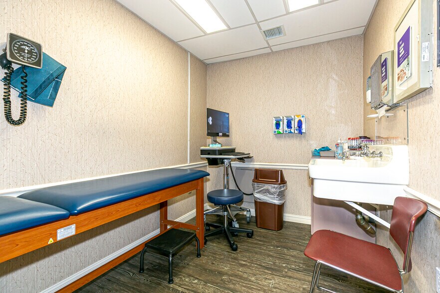 More Photos Of 986-990 Sunrise Hwy, Babylon Medical For Sale