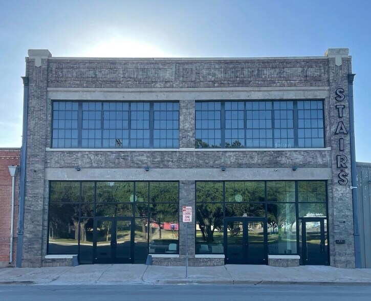 More Photos Of 141 Oak St, Abilene Storefront Retail Office For Sale