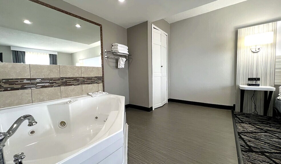 More Photos Of 2002 W War Memorial Dr, Peoria Hotel For Sale