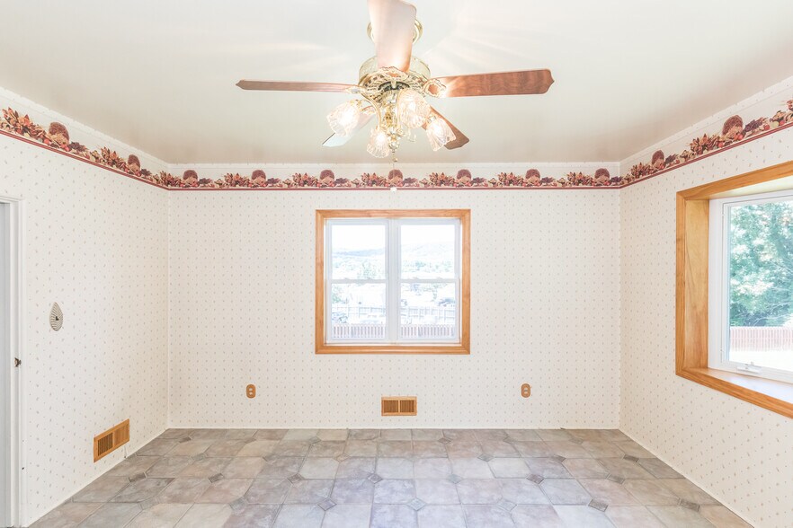 More Photos Of 131 Copenhaver St, Marion Shelter For Sale