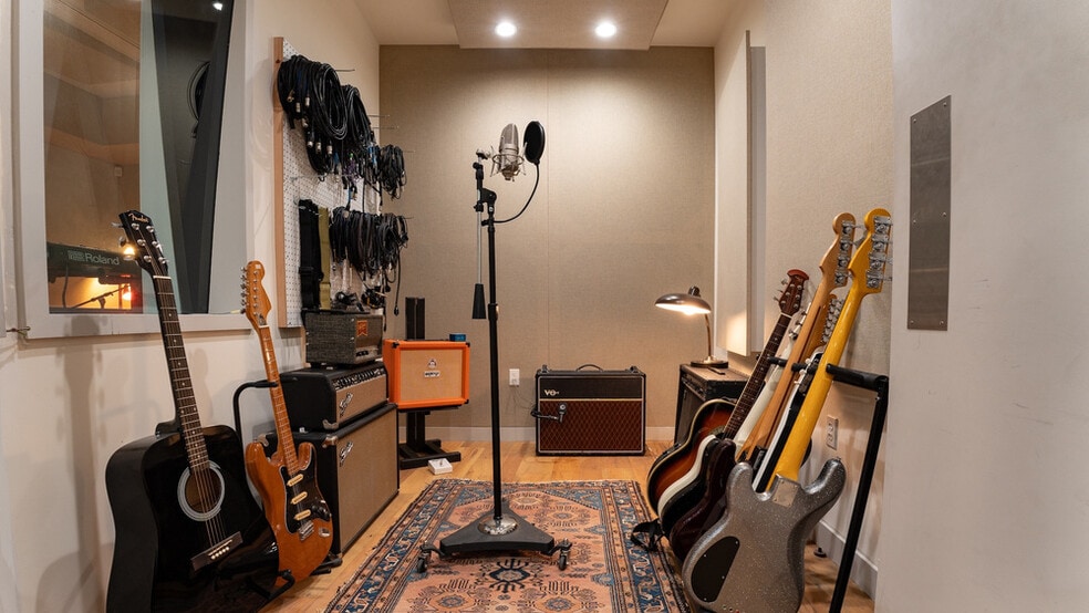 More Photos Of 10707 Burbank Blvd, North Hollywood Loft Creative Space For Sale