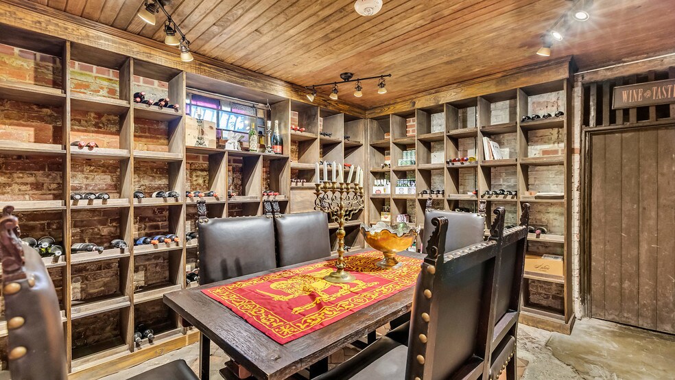 More Photos Of 119 E 37th St, Savannah Restaurant For Sale