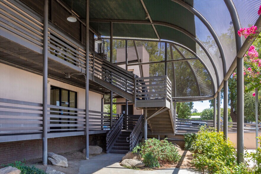 More Photos Of 907-911 Santa Fe Ave, Fresno Flex For Sale