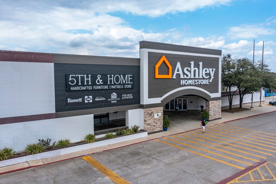 More Photos Of 5201 N Navarro St, Victoria Unknown For Lease