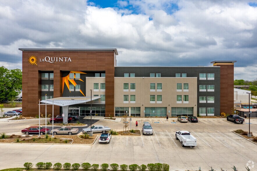 More Photos Of 11006 N Interstate 35 N, San Antonio Hotel For Sale