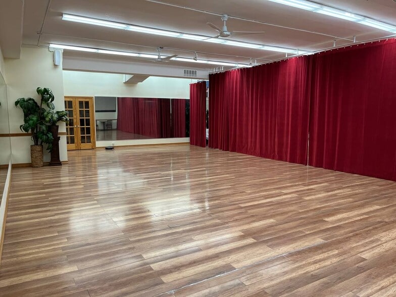 More Photos Of 75-79 E Jericho Tpke, Mineola Storefront Retail Office For Lease