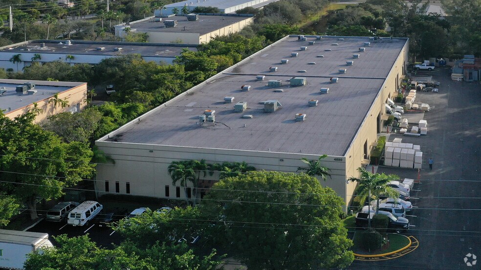 More Photos Of 4880 N Hiatus Rd, Sunrise Warehouse For Lease