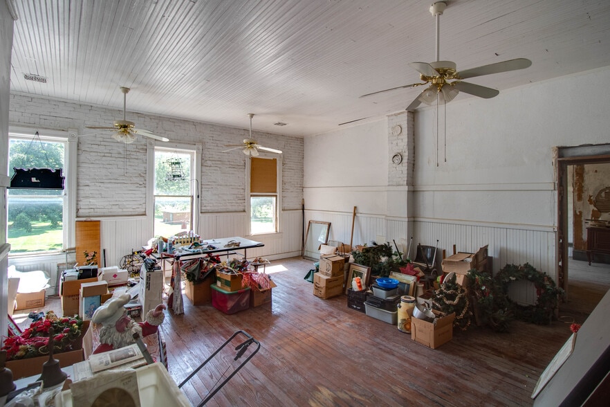 More Photos Of 223 N Pearl St, Waverly Restaurant For Sale