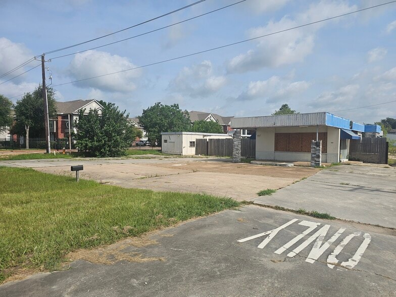 More Photos Of 9901 W Fairmont Pky, La Porte Service Station For Sale