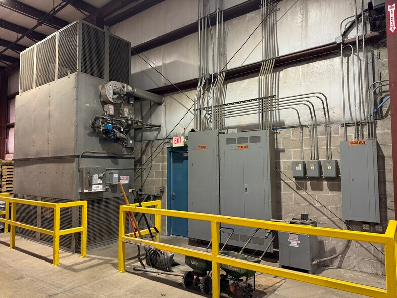 More Photos Of 498 Maratech Ave, Marathon Industrial For Lease