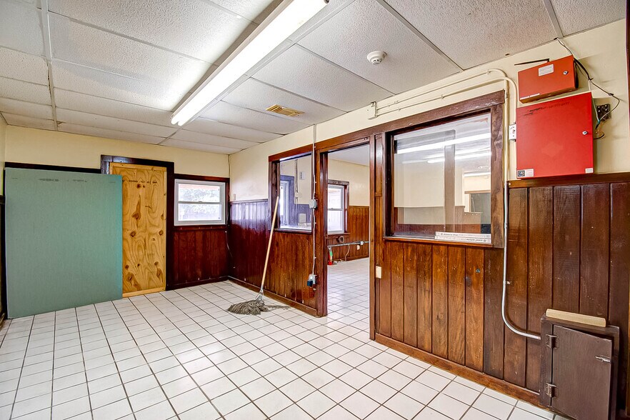 More Photos Of 3019 Dickinson Ave, Dickinson Freestanding For Sale