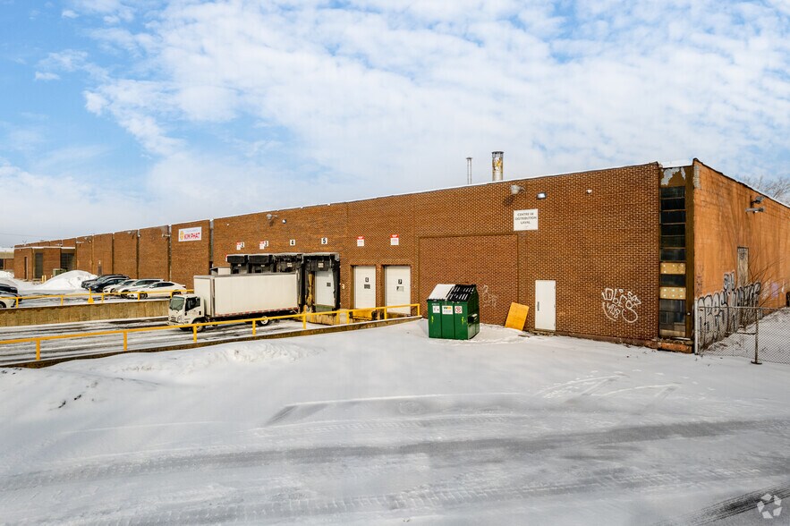 More Photos Of 1000 Boul Saint-Martin O, Laval Warehouse For Lease