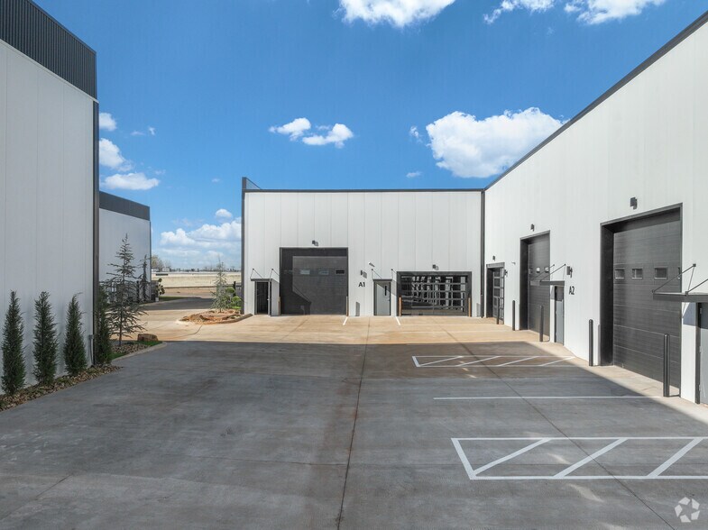 More Photos Of 7700 Broadway Ext, Oklahoma City Light Distribution For Sale