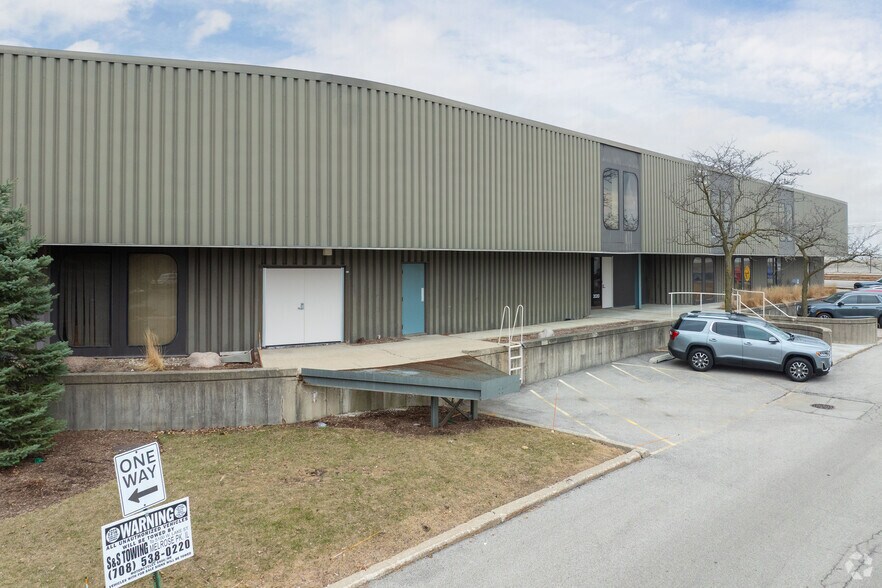More Photos Of 1900-2080 S Carboy Rd, Mount Prospect Distribution For Lease