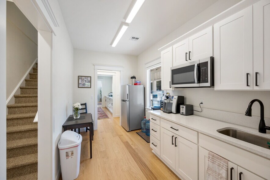 More Photos Of 1005 N Main Ave, Gresham Office For Sale