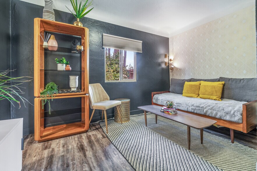 More Photos Of 1175 2nd St SE, Bandon Hotel For Sale