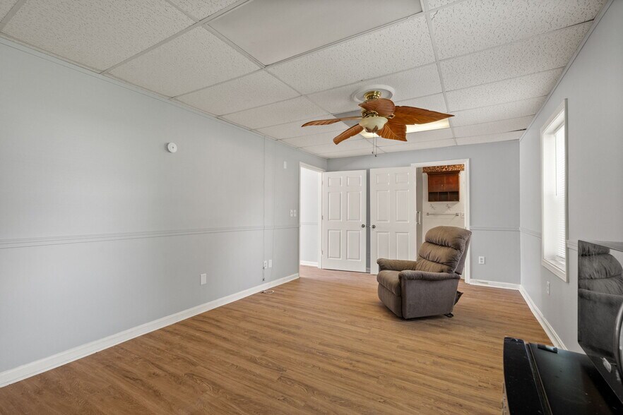 More Photos Of 756 Lakeshore Dr, Scottsburg Flex For Sale