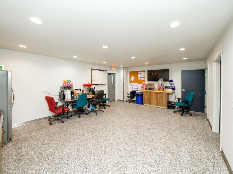 More Photos Of 2079 Deschutes Dr, Stayton Manufacturing For Lease