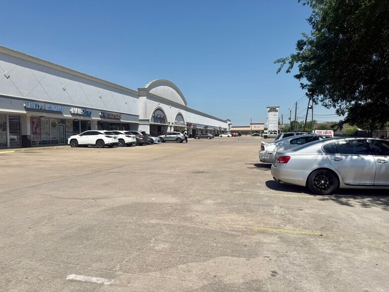 More Photos Of 8002-8138 Boone Rd, Houston Storefront For Lease