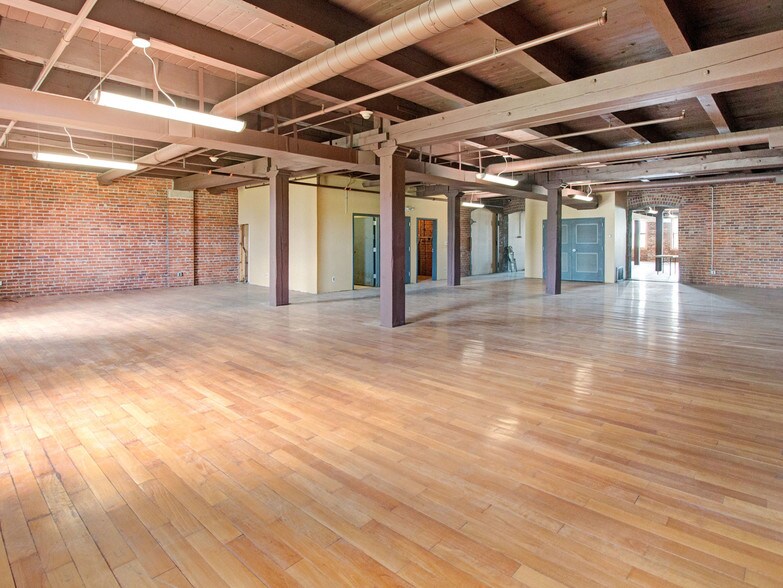 More Photos Of 2630 Charlevoix St, Detroit Office For Sale