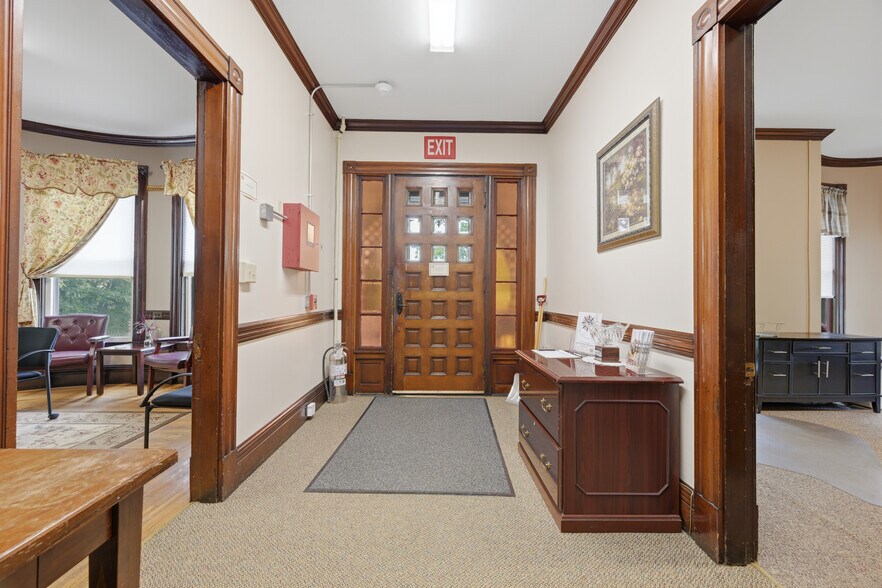 More Photos Of 1 Sylvandale Rd, Lisbon Office For Sale