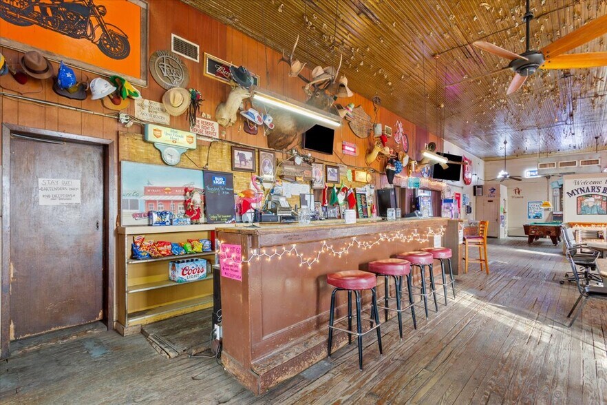 More Photos Of 121 E Oak St, West Sports And Entertainment For Sale