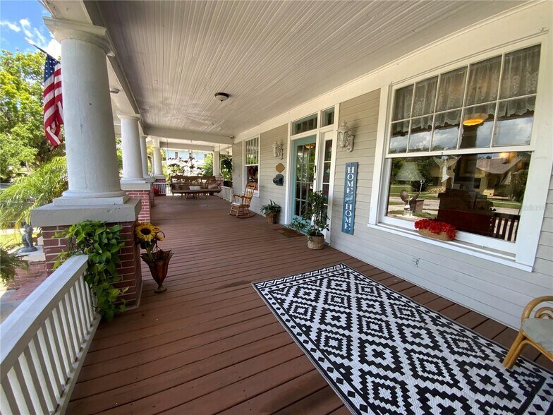 Primary Photo Of 606 E Oak St, Arcadia Hospitality For Sale