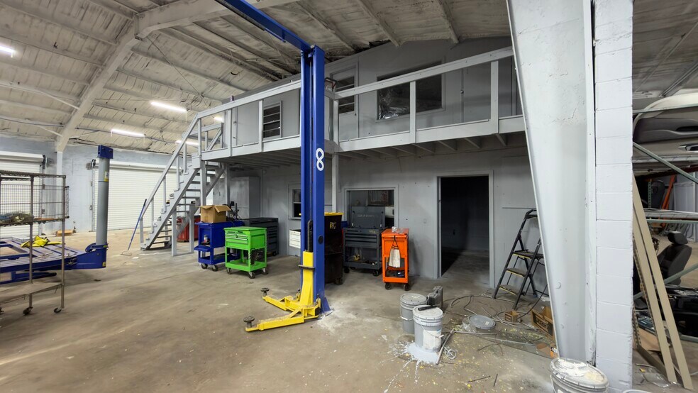 More Photos Of 2800 Delano St, Pensacola Warehouse For Lease