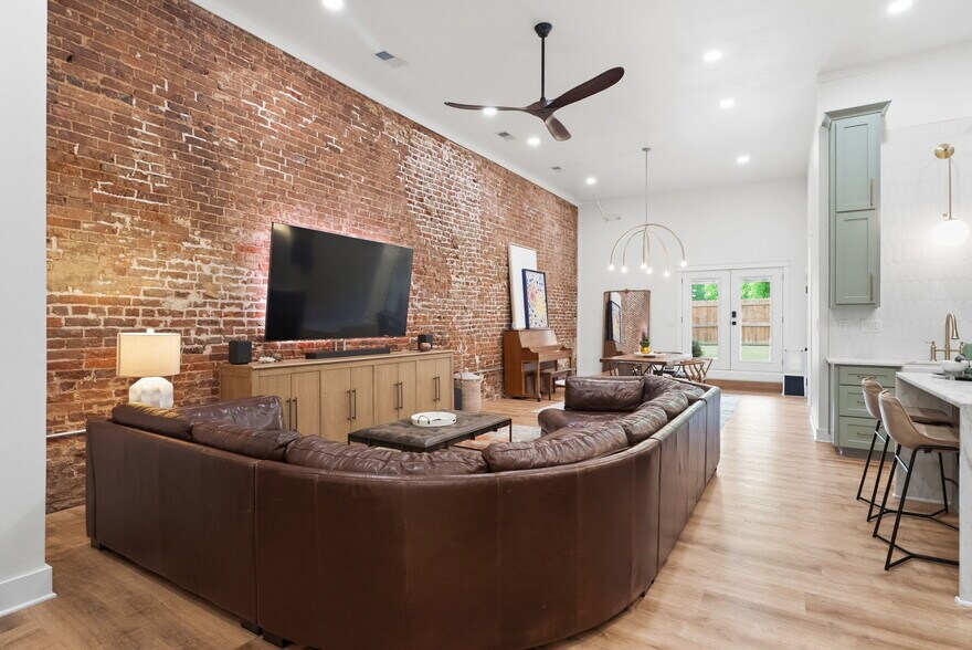 More Photos Of 103 W Duval St, Troup Freestanding For Sale