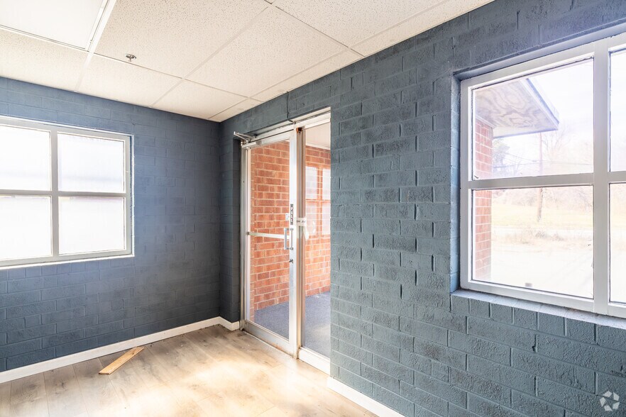 More Photos Of 1415 S Elm St, High Point Warehouse For Sale