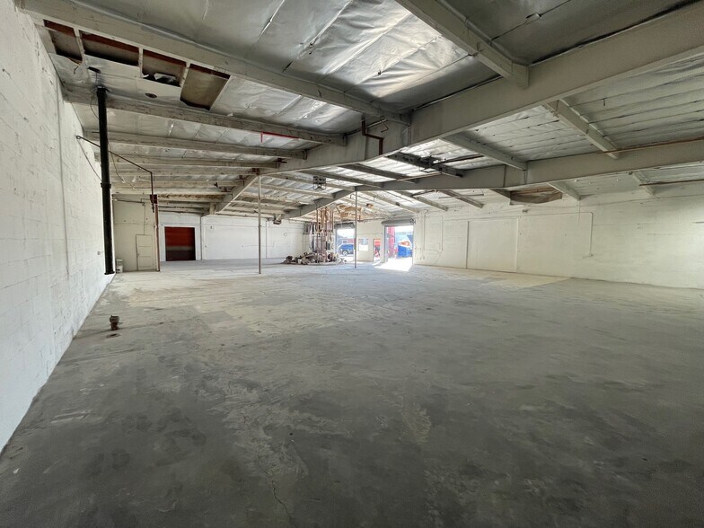 More Photos Of 10835-10845 Vanowen St, North Hollywood Warehouse For Lease