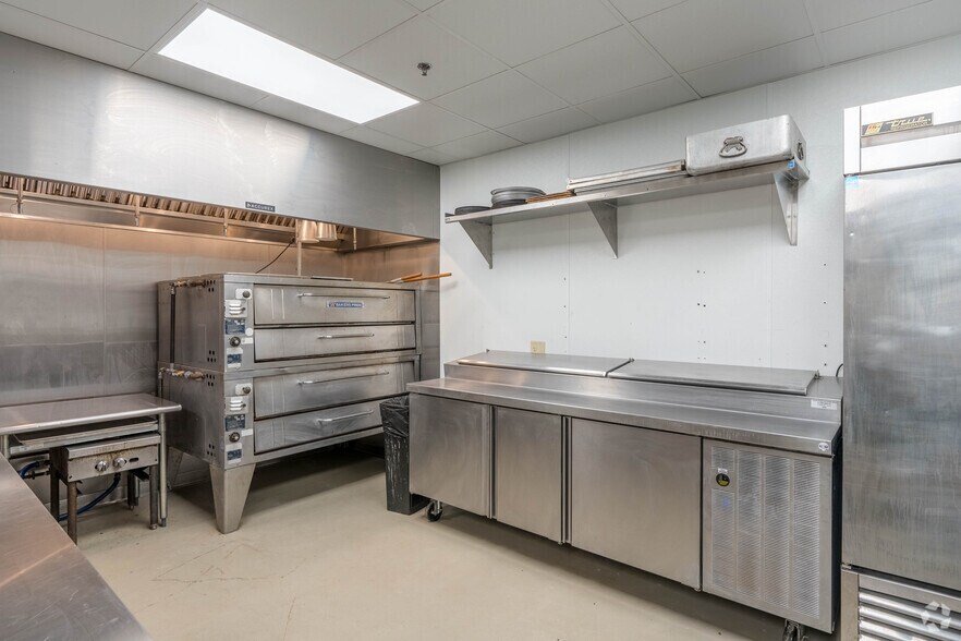 More Photos Of 1015-1025 Currie Ave, Minneapolis General Retail For Lease