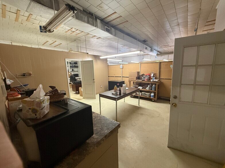More Photos Of 503 E Oakwood St, Tyler Distribution For Sale