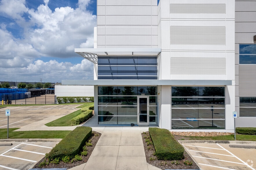 More Photos Of 4300 Malone Dr, Pasadena Warehouse For Lease