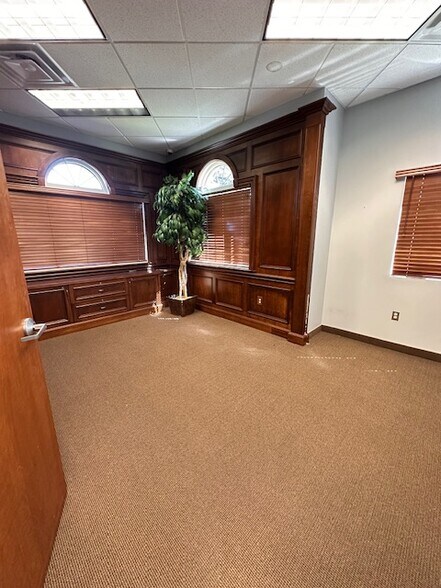 More Photos Of 5084 Villa Linde Pky, Flint Office For Sale