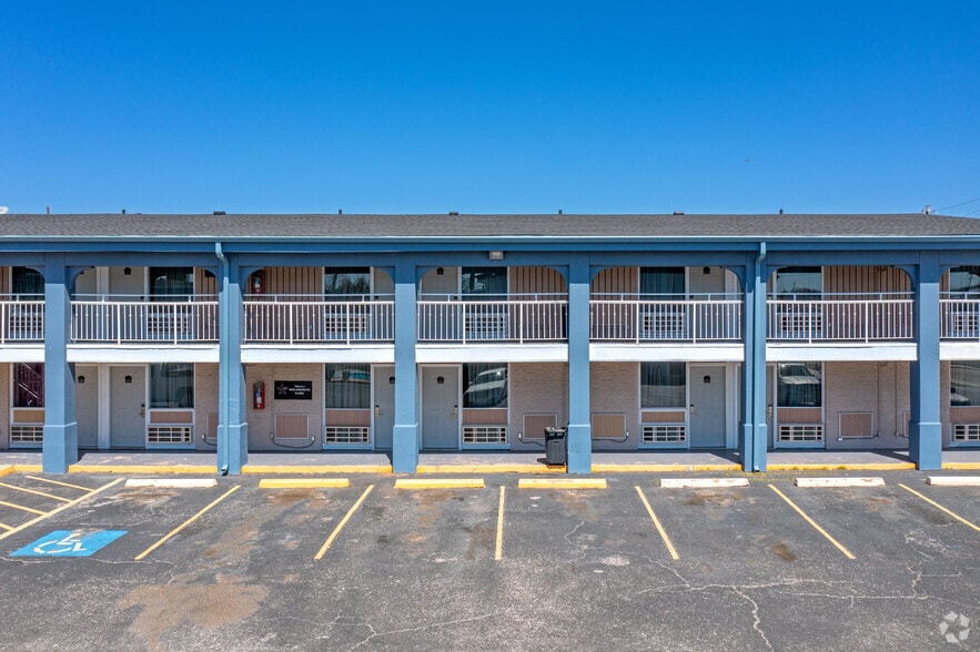 More Photos Of 1175 N Watson Rd, Arlington Hotel For Sale