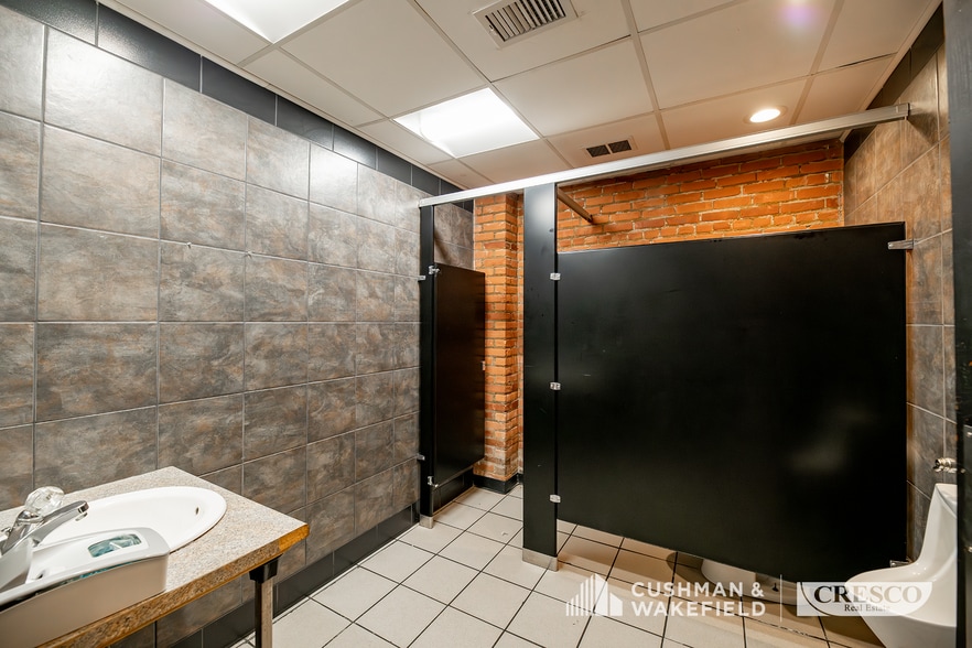 More Photos Of 1313 Old River Rd, Cleveland Freestanding For Lease