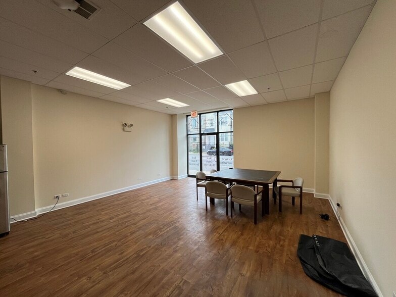 More Photos Of 1447-1455 W Irving Park Rd, Chicago Apartments For Lease