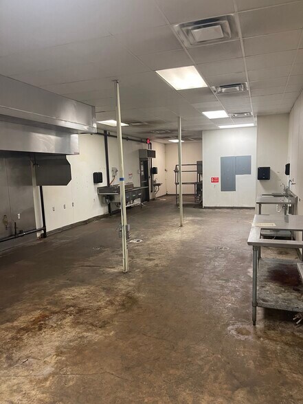 More Photos Of 8950 US-165, Sterlington Storefront For Sale