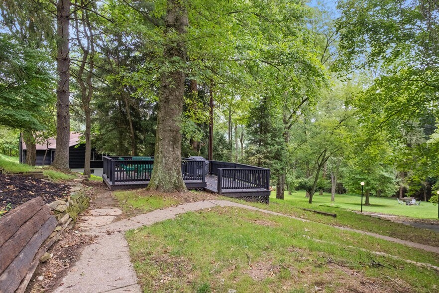 More Photos Of 176 Kingsview Dr, Weirton Showroom For Sale