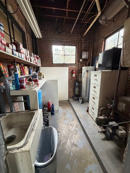 More Photos Of 10615 Crain hwy, Faulkner Auto Repair For Sale